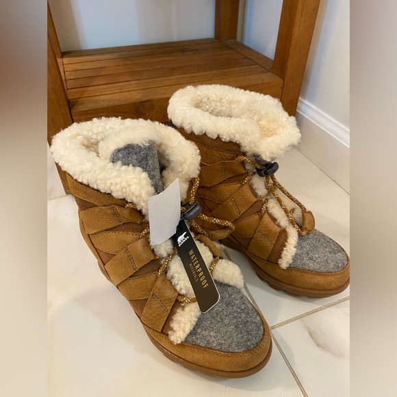 Sorel Tan and Gray Fur Lamb Winter Boots - Picture 1 of 11